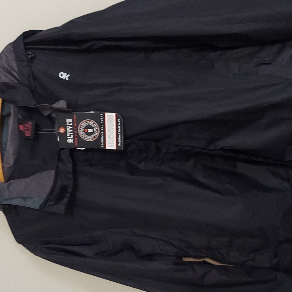 Wind/ rain jacket with hood